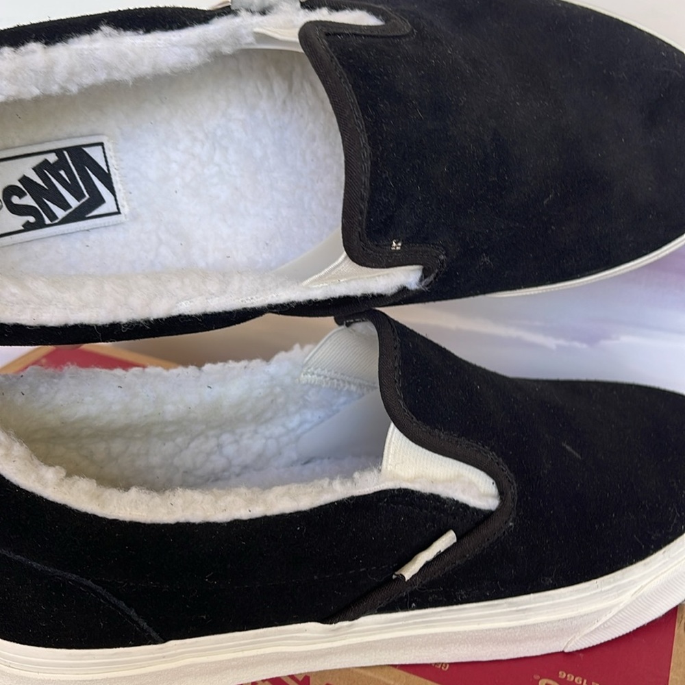 Vans • Men’s Classic Slip-On
Cozy Hug Black
VN0A5A08BM8
Sneakers - Picture 15 of 16